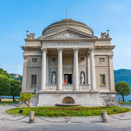 Elegant Beige 5 Minutes From The Como