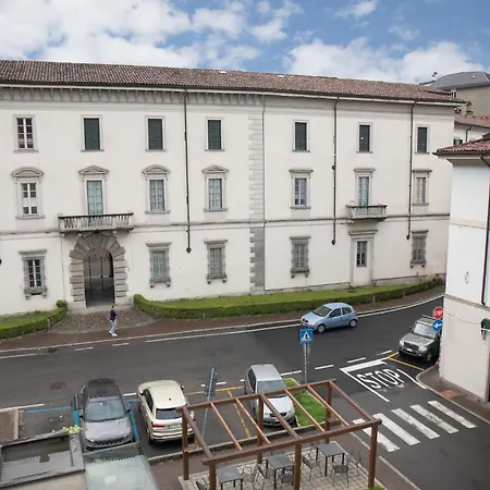 Elegant Beige 5 Minutes From The Como